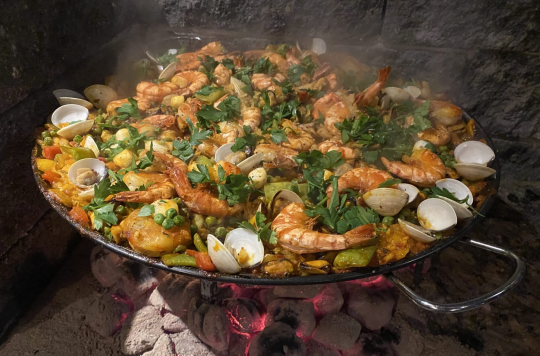 Paella & Wein: Die besten Weinempfehlungen für spanischen Genuss